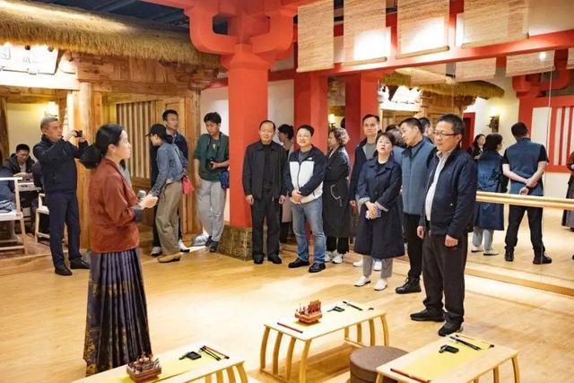 Emc易倍体育：社会组织公益开放日“两代表一委员”感受静安城区软实力！(图2)