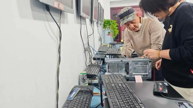 Emc易倍体育：社会组织公益开放日“两代表一委员”感受静安城区软实力！(图7)