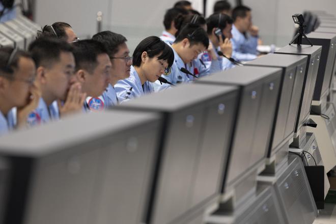 为什么美国的航天员年龄都那么大呢？91岁还要上太空(图12)