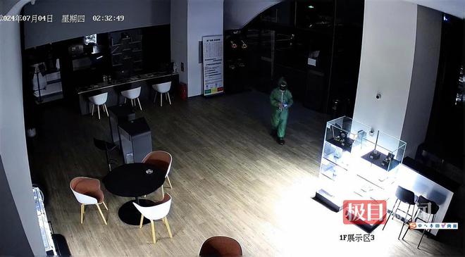 Emc易倍体育：4S店为图方便不锁门包裹严实的“雨衣人”多次盗窃已被警方抓获(图2)