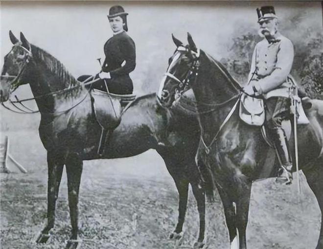 1889年茜茜公主跪在自杀而死的独子面前悲痛欲绝从此只穿黑衣(图2)
