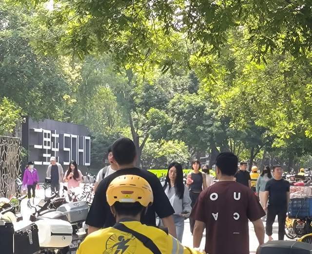 42岁尼格买提在北京买衣服背影很壮实肌肉明显离婚后生活自在(图2)