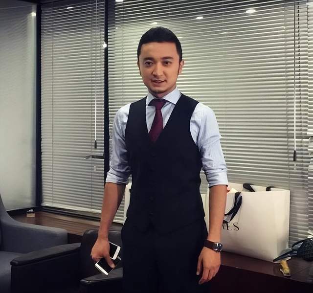 42岁尼格买提在北京买衣服背影很壮实肌肉明显离婚后生活自在(图5)