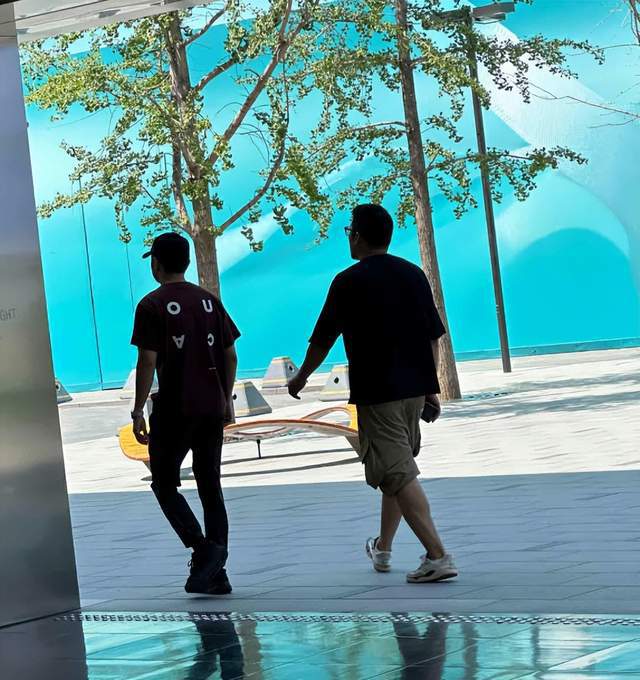 42岁尼格买提在北京买衣服背影很壮实肌肉明显离婚后生活自在(图4)