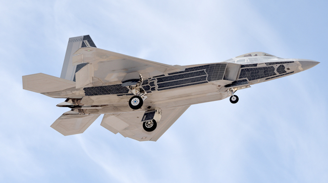 F-22计划“生存能力升级”还要用平板电脑操作无人机(图2)