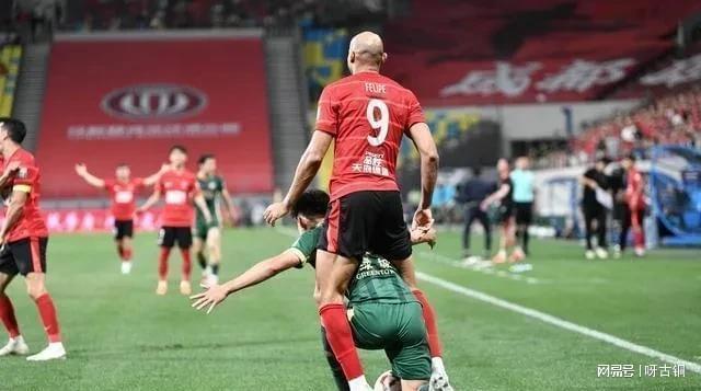 Emc易倍体育：愤怒！中足联为虎添翼费利佩骑人免遭追罚让球员情何以堪(图5)