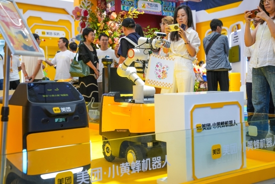 2025年中国国际服务贸易交易会在京开幕美团小黄蜂、龙猫等多款AI产品亮相展台(图2)
