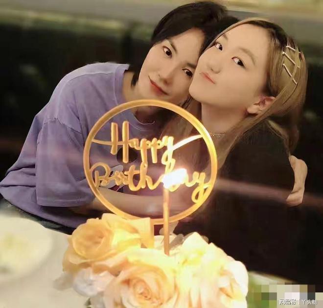 易倍体育网站：李嫣关店那天没人拍照没发朋友圈亲手把12个袋子扔进回收箱(图3)