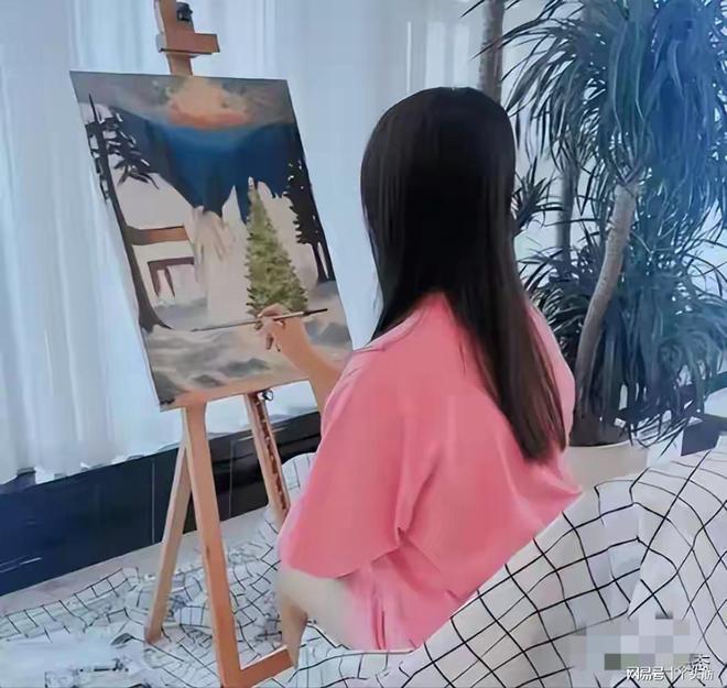 易倍体育网站：李嫣关店那天没人拍照没发朋友圈亲手把12个袋子扔进回收箱(图4)