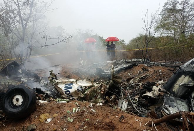 满地人体碎片残骸！11人遇难！肯尼亚一飞机坠毁计划飞往旅游地(图1)