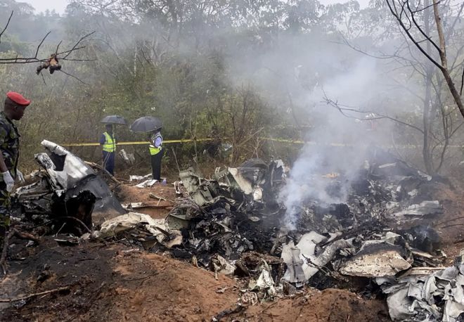 满地人体碎片残骸！11人遇难！肯尼亚一飞机坠毁计划飞往旅游地(图2)